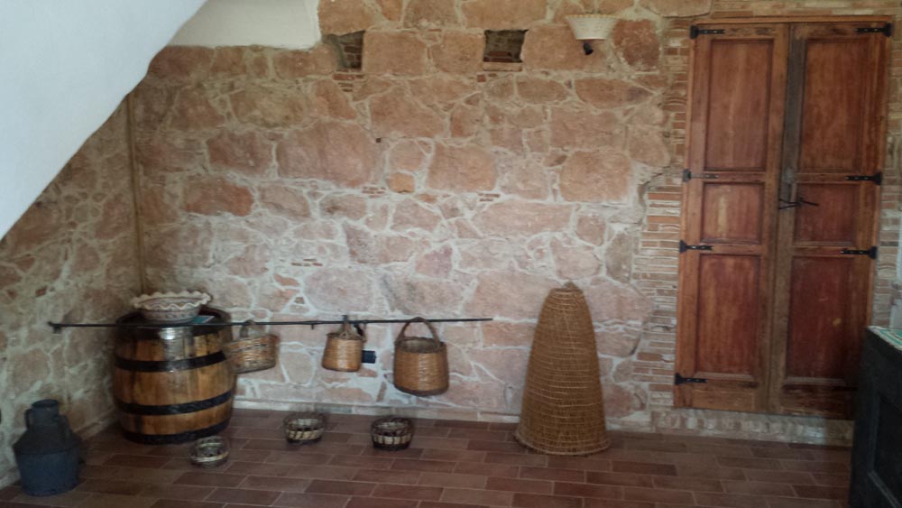 Vecchi cestini e botte da decoro