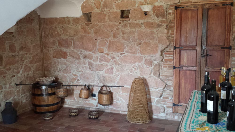 Vecchi cestini e botte da decoro