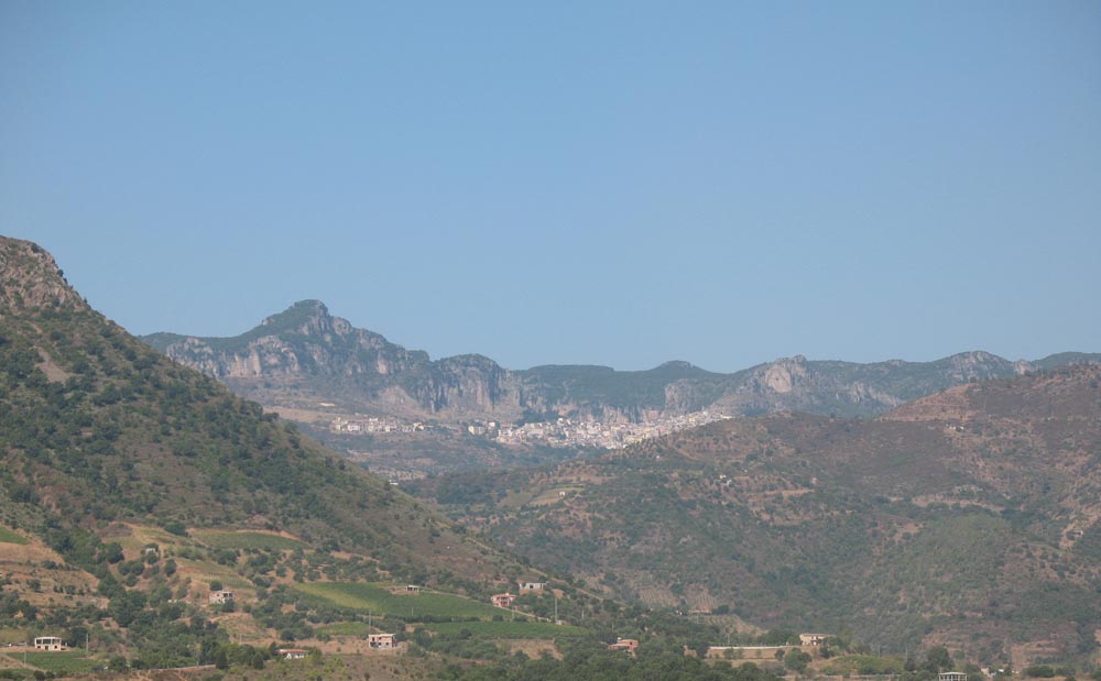 Vista dei tacchi di Ulassai dall'agriturismo